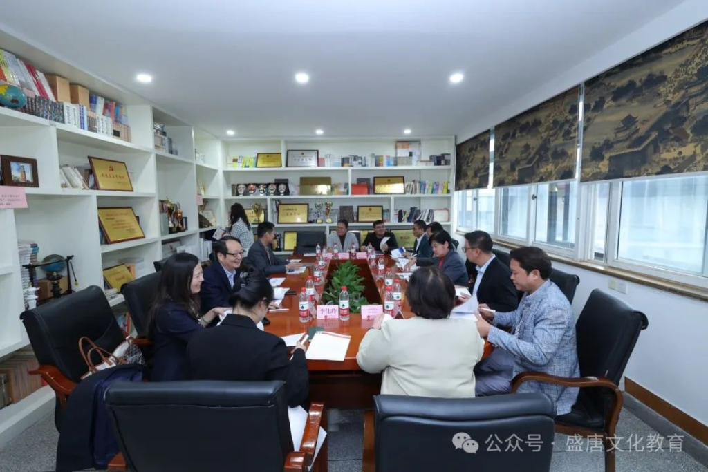 乌隆他尼皇家大学代表团与成都职业技术学院合影