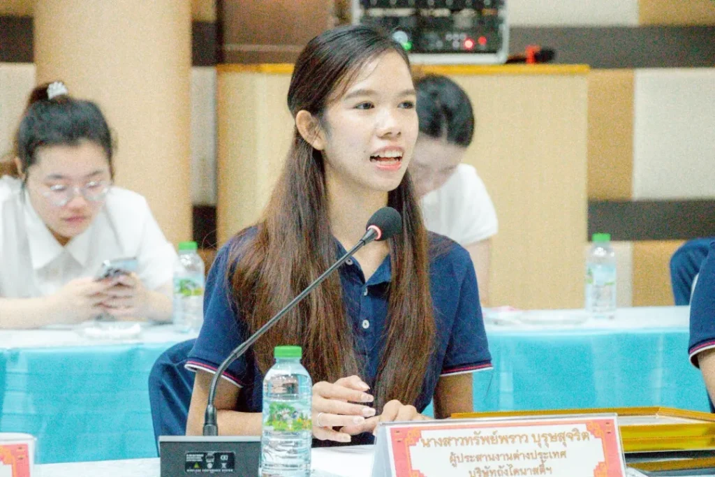 云大与达陆纳职业学院课堂参观与师生互动场景图