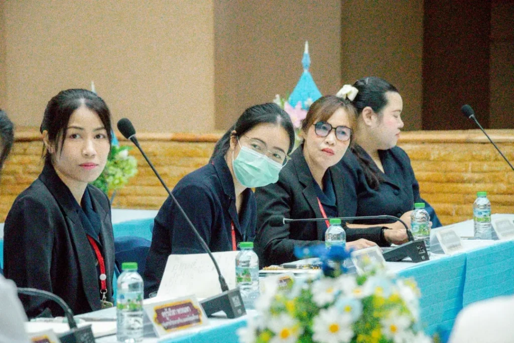 云大与达陆纳职业学院课堂参观与师生互动场景图
