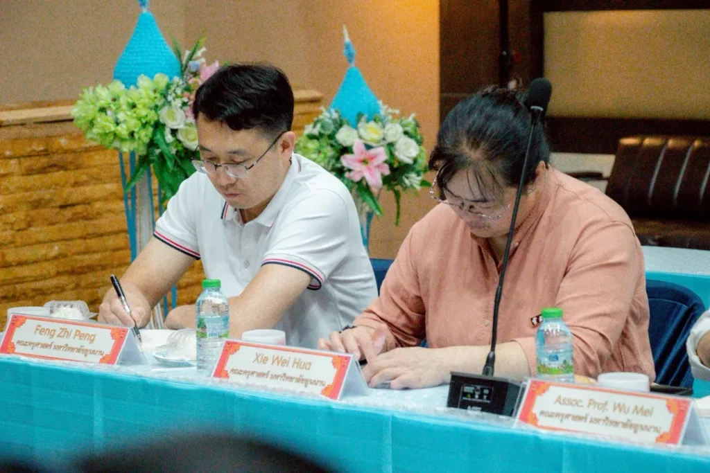 云大与达陆纳职业学院课堂参观与师生互动场景图