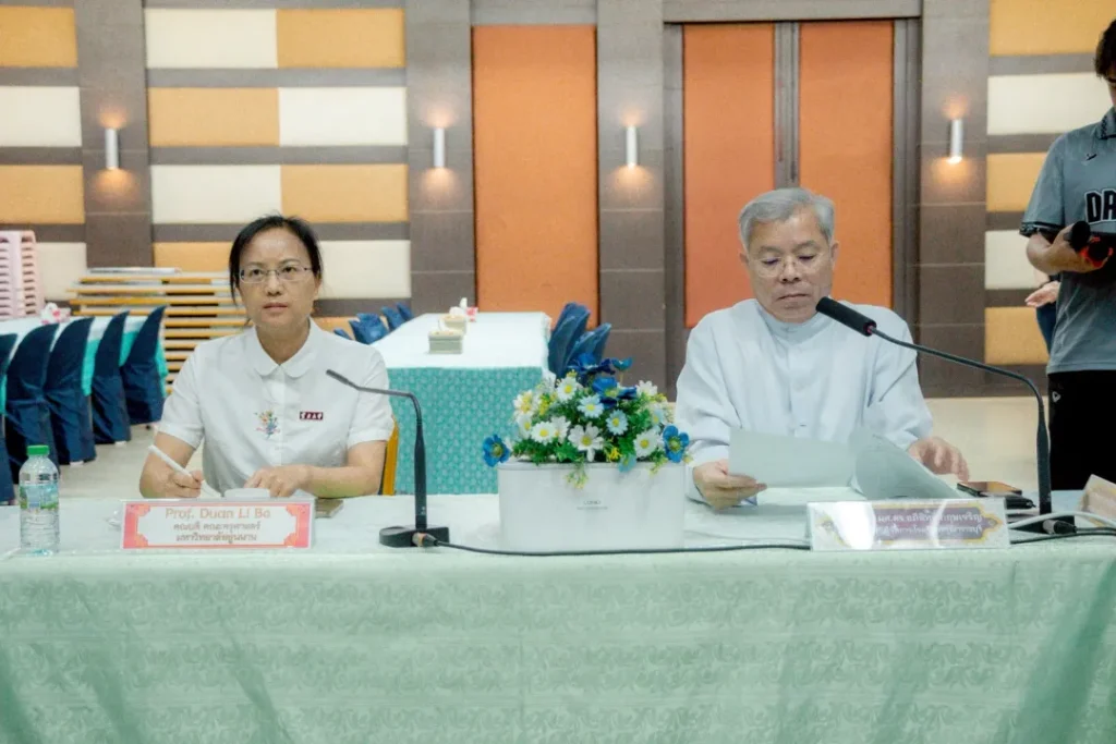云大与达陆纳职业学院课堂参观与师生互动场景图