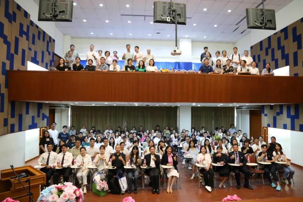全体师生在礼堂中央齐聚合影