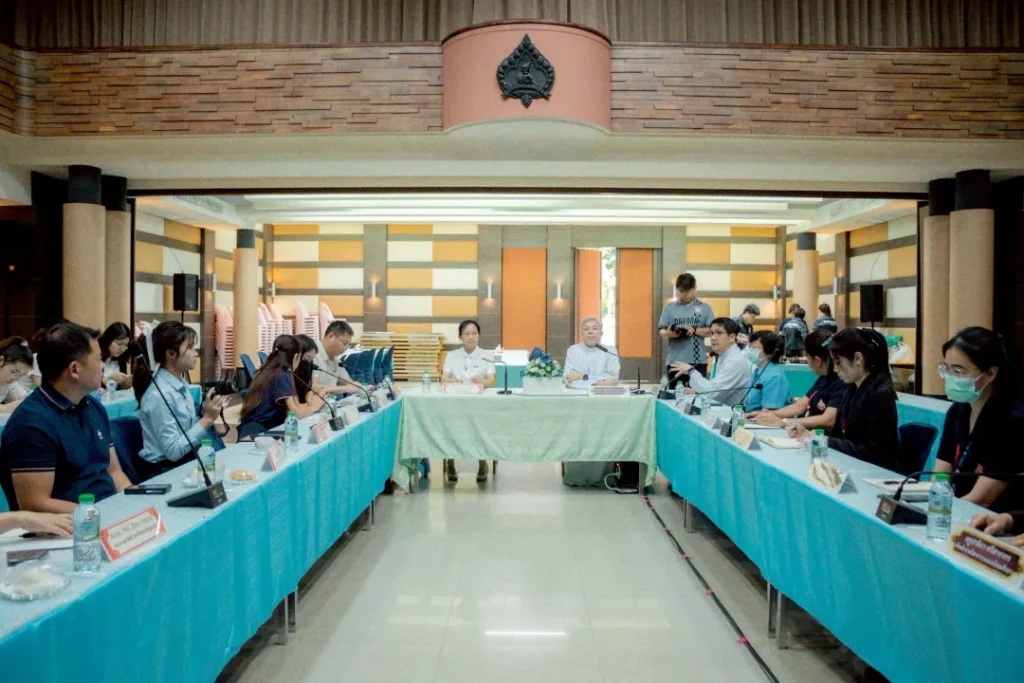 云大与达陆纳职业学院课堂参观与师生互动场景图