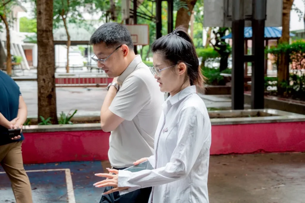 云大与达陆纳职业学院课堂参观与师生互动场景图