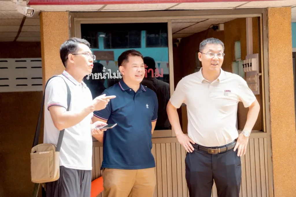 云大与达陆纳职业学院课堂参观与师生互动场景图