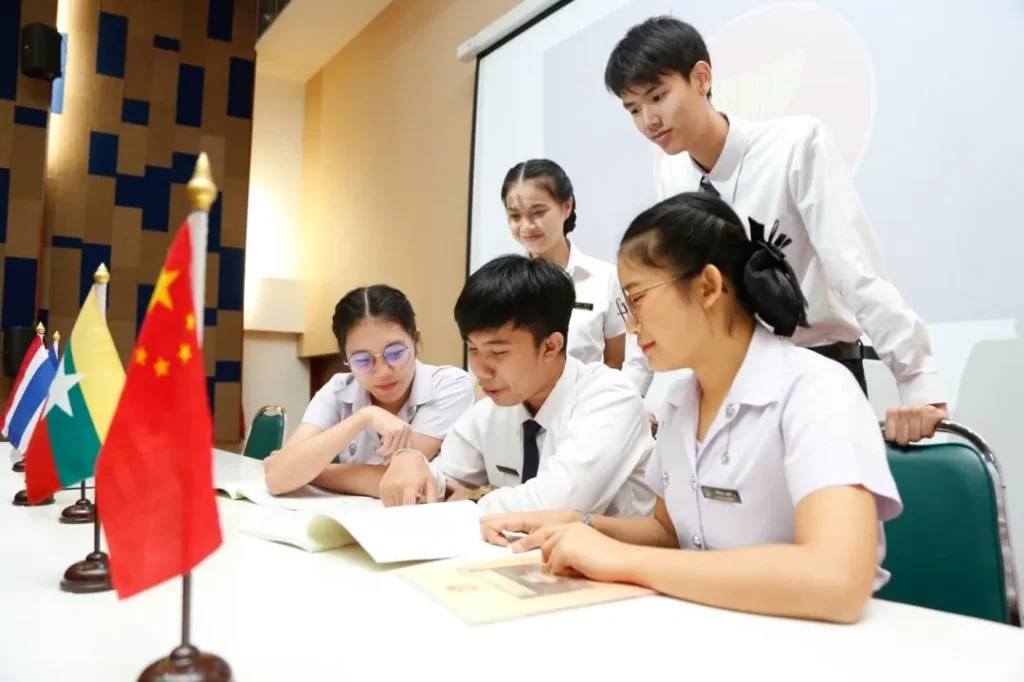 拥有七大学院：工程、商管、护理、健康科学、法律、教育、政治