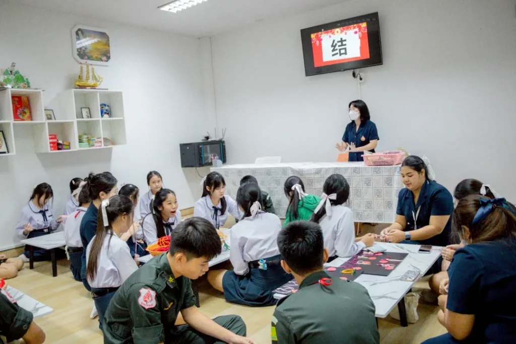 云大与达陆纳职业学院课堂参观与师生互动场景图