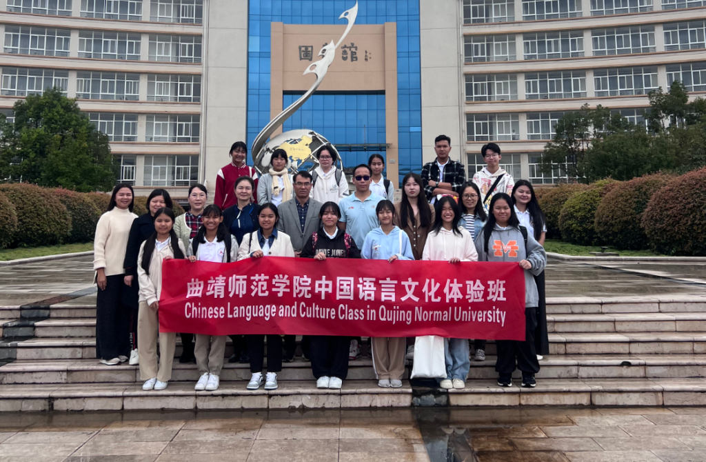 中泰双方师生在图书馆前合影留念