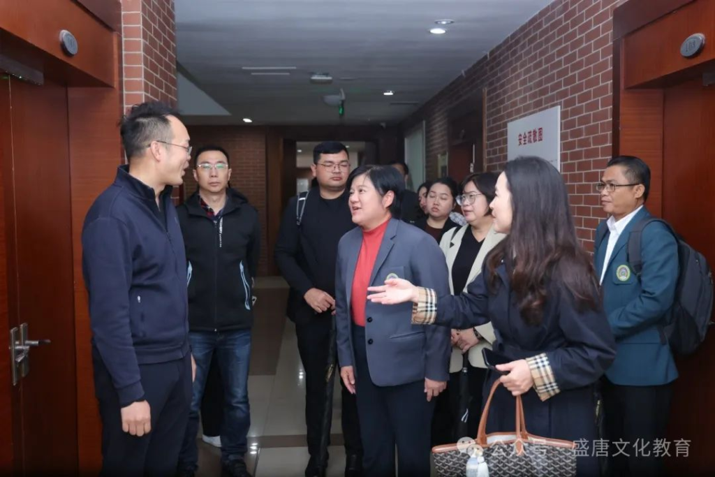 乌隆他尼皇家大学代表团与成都职业技术学院合影