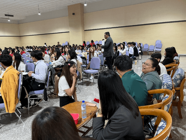 表现优秀良好的同学们颁发了「优秀学生奖」奖状以及红包