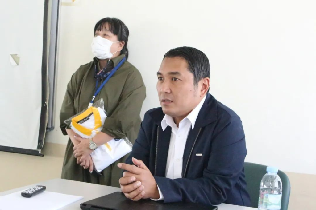 巴吞他尼大学教育学院院长在教育论坛现场发表演讲