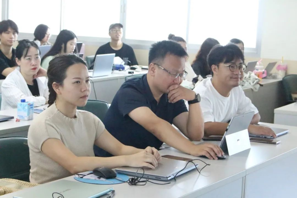 巴吞他尼大学教育学院院长在教育论坛现场发表演讲