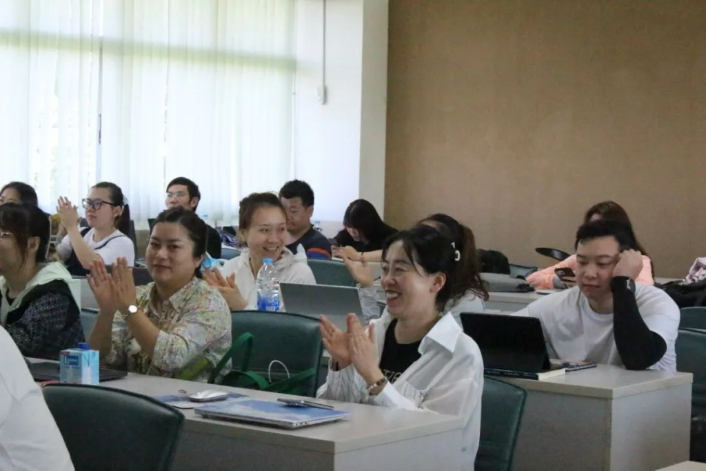 巴吞他尼大学教育学院院长在教育论坛现场发表演讲