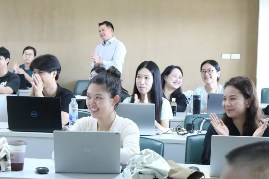 巴吞他尼大学教育学院院长在教育论坛现场发表演讲