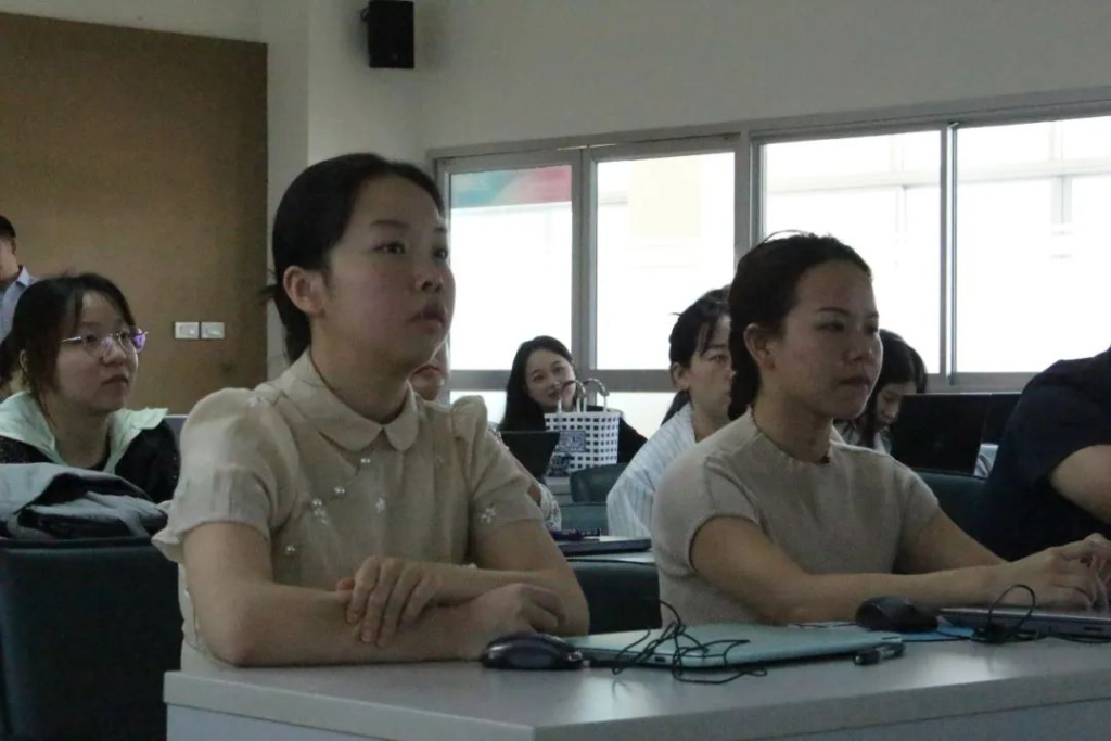 巴吞他尼大学教育学院院长在教育论坛现场发表演讲