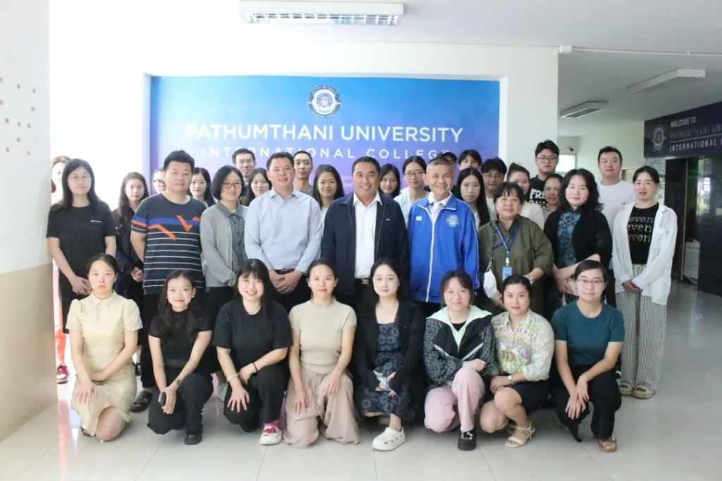 巴吞他尼大学教育学院院长与学生们合影
