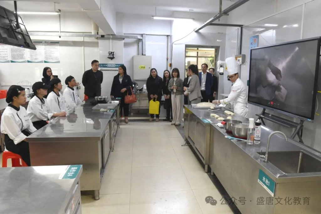 泰国川登西大学烹饪学院代表团访问广西生态工程职业技术学院交流现场