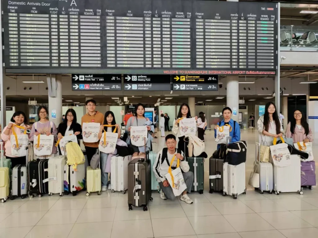 云南工商学院13名学生赴泰带薪实习